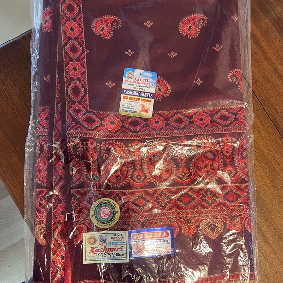 Genuine Kashmiri Shawl with Red and Gold Patterns - Picture 3 of 5